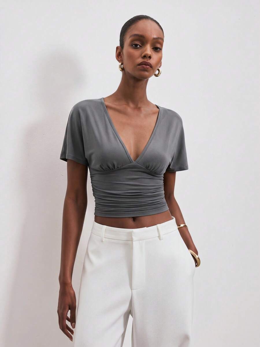 ATUI Studio Camiseta de mujer de manga corta con cuello en V profundo, cintura fruncida, color gris, de corte minimalista, ajuste ceñido, crop top, versátil y básica para uso diario - Gris - Ver 1