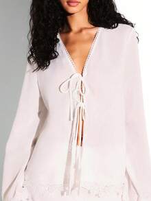 KSTM Damen Spitzenbesatz Leinenoptik Zweiteiler V-Ausschnitt Bluse mit Schleife und Vorderseite mit Blumenspitzendetails und weite Jeans-Effekt Hose, lässiger Sommer-Outfit - Weiss - Übersicht 5