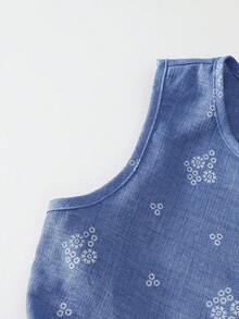 SHEIN Elladie kids 女童蓝色碎花无袖短款上衣+阔腿裤两件套。清新的蓝色底色搭配精致的白色碎花织纹面料，柔软舒适。上衣采用圆领设计，白色纽扣前襟，腰部饰有俏皮的荷叶边。搭配同色系宽松舒适的阔腿裤。风格休闲又不失复古，适合日常穿着、上学、外出、度假、聚会和节假日。实用又时尚，充满海滩/海岛风情，是夏日周末的完美之选。 - 藍色 - 查看 5