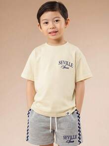 SUMWON Conjunto de camiseta de manga corta con estampado gráfico inspirado en la vintage Sevilla, España y pantalones cortos con cordón para niños, coordinado de verano - Amarillo - Ver 3