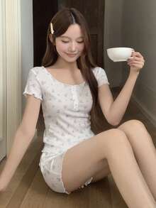 DAZY Bộ đồ mặc nhà thoải mái dành cho nữ, gồm áo tay ngắn in hoa và quần short. - trắng - Xem 5