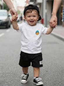 SHEIN Playful Pals 2件組男嬰白色夏季休閒圖案城市度假套裝 酷臉印花圓領T恤 & 鬆緊腰短褲 6個月至3歲 - 黑色 - 查看 8