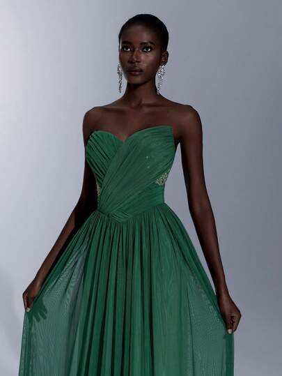Elitara Elegant Green High-Stretch Knit Mesh Strapless V-Neck Asymmetrical Overlapping Side Beaded Patchwork Super Flared Hem Dress, Suitable For Dates, Vacations, Beaches, Singles Parties, Weddings, Graduations, Formal Occasions