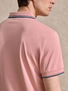 Courvante 男士時尚休閒商務短袖 Polo 衫，針織布料圖案淺粉色，配對比飾邊、刺繡與鈕扣 - 淺粉色 - 查看 8