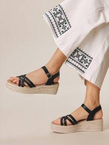 Styleloop Giày sandal đế xuồng dệt kim màu trơn thời trang nữ, kiểu dáng thường ngày, quai chéo trang trí, phong cách Bohemian, giày nghỉ mát cổ điển kiểu Pháp, sandal đế xuồng bằng vải canvas, quai ngang mắt cá chân, phong cách thời trang dự tiệc lễ hội âm nhạc miền Tây nước Mỹ, giày mùa xuân và hè, giày dự lễ Phục sinh, giày đi nghỉ mát, trang phục mùa hè, phụ kiện du lịch không thể thiếu. - màu đen - Xem 10