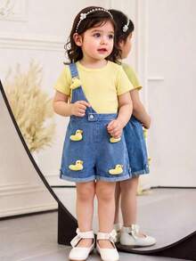 SHEIN Playful Pals 2件套女婴白色T恤+卡通鸭子图案牛仔背带短裤套装，可爱百搭舒适弹力腰卷边短裤，夏季设计 - 藍色 - 查看 3