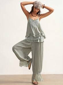 Bohemela Blusa feminina casual de alcinha, estilo primavera/verão, em tecido plano com aplicações de renda, barra com babados e detalhes em renda. Ideal para o dia a dia, encontros com amigos, festivais de música, festas, looks com sobreposições e para relaxar em casa. - Verde - Ver 8
