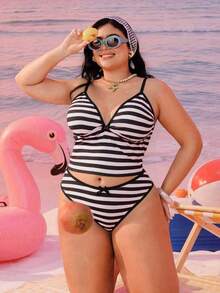 Swim Mod 2026新款加大码女式两件套随机几何印花时尚度假休闲简约显瘦端庄蝴蝶结可调节加粗肩带高腰高开衩三角比基尼泳衣 - 黑與白 - 查看 6