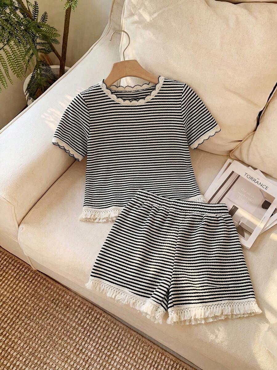 CosyJoli Conjunto informal de 2 piezas para mujer, primavera/verano, camiseta a rayas negras y blancas ajustada y conjunto de shorts - Blanco y Negro - Ver 1