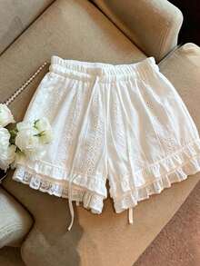 GlowEve Pantalones cortos de mujer con cintura con cordón y volantes bordados - Blanco - Ver 1