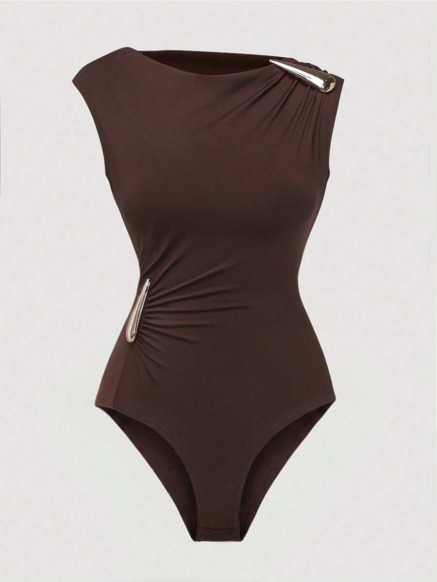 SHEIN Franclia Bộ áo liền quần không tay màu nâu thanh lịch, xếp ly, cổ áo bất đối xứng, chất liệu vải dệt kim ôm sát, thích hợp mặc thường ngày dành cho nữ. - màu nâu - Xem 1