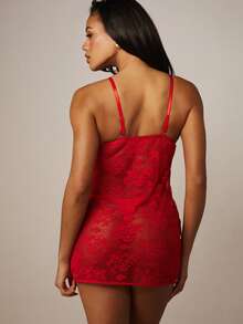 MISSGUIDED Vestido mini ajustado de encaje rojo con escote en V profundo y tirantes de espagueti para una noche de cita - Rojo - Ver 3