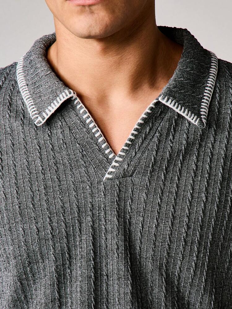 Polo de manga corta con cuello, de punto de cable gris, con detalles de ribete en contraste, de corte regular clásico, para uso casual en verano