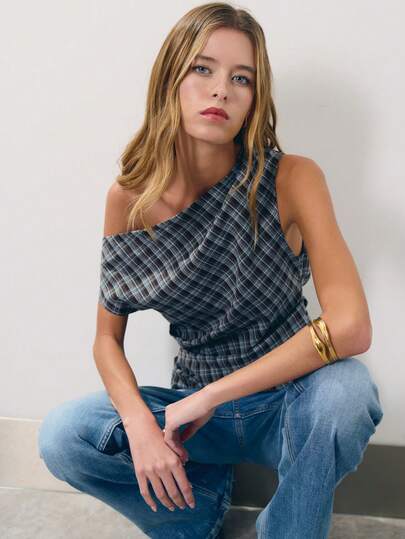 Nöista Asymmetrical Off-The-Shoulder Plaid Top Is Made Of Breathable And Comfortable Fabric. A Highlight For Summer And Early Autumn, It Offers A Casual Yet Individualistic Style. The Retro Plaid Pattern Is A Classic Element, Easily Creating Fashionable Casual Or Urban Looks. It Pairs Effortlessly With Basic Jeans And Skirts.