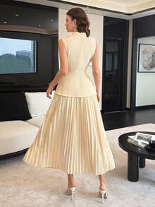 Modelyn Áo kiểu thanh lịch cổ đứng, không tay, chất liệu ren, thắt eo, kết hợp với chân váy xếp ly chữ A. - Màu vàng - Xem 2