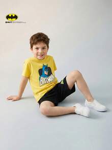 BATMAN X SHEIN Maija Kids Set de 2 piezas de camiseta de manga corta de cuello redondo con estampado de dibujos animados y pantalones cortos casuales para niño, adecuado para el verano - Multicolor - Ver 4
