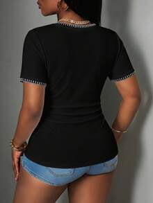 Slaydiva Casual Minimalist V-Neck T-Shirt With Shell Embroidery, Plus Size - White - View 2
