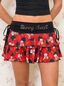 Strawberry Shortcake X SHEIN Jupe mini d'été à la mode pour femmes, avec motif à carreaux, lettres de bande dessinée et ornements de strass - Rouge - Voir 4