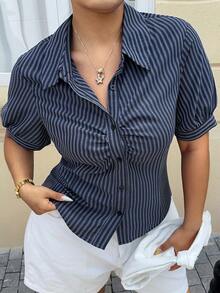 Dazy Plus Top d'été décontracté à manches courtes, col, taille plissée et rayures. Chemise courte pour femmes de grande taille - Bleu marine - Voir 7