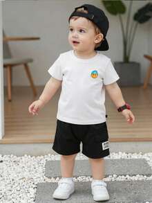 SHEIN Playful Pals 2件組男嬰白色夏季休閒圖案城市度假套裝 酷臉印花圓領T恤 & 鬆緊腰短褲 6個月至3歲 - 黑色 - 查看 10