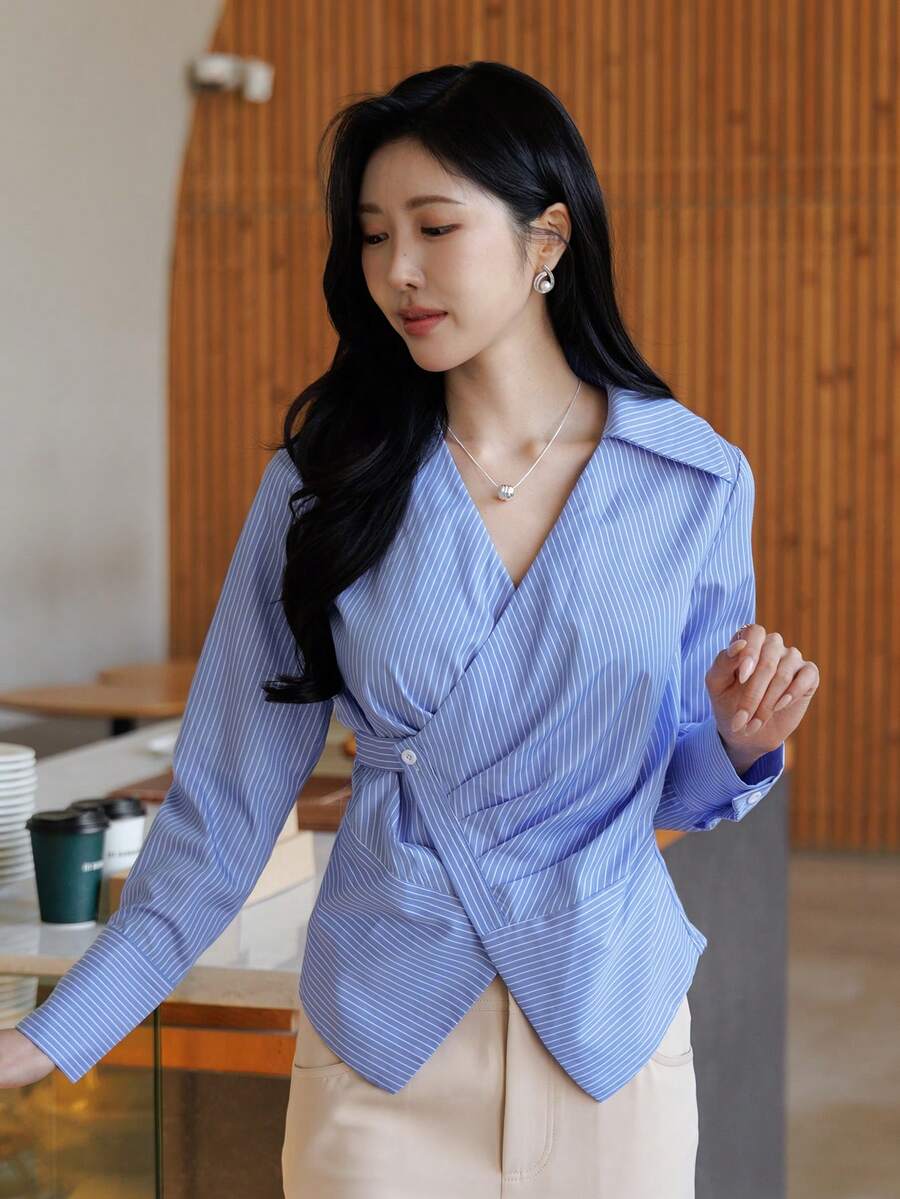 DAZY Áo sơ mi nữ dáng ôm cổ chữ V kẻ sọc, thích hợp cho mùa xuân và mùa hè. - Màu xanh lam - Xem 1