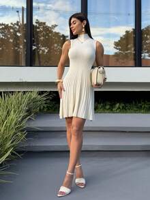 Yohana Edit Vestido mini de punto acanalado con cuello alto minimalista, sin mangas y corte en A para mujer, otoño blanco - Blanco - Ver 5