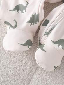 SHEIN Vintaside Kids 两件套新生男宝宝休闲针织睡衣，饰有可爱的卡通恐龙图案。这款橄榄绿和灰白印花长袖连体衣是男宝宝的必备服装。采用亲肤柔软的罗纹面料制成，让宝宝在春秋季节享受舒适的夜间睡眠。 - 彩色 - 查看 9