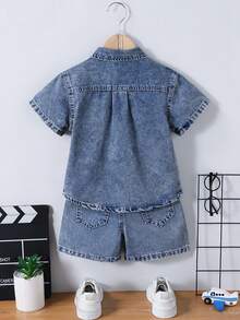 SHEIN Genkimix Kids 2件組小男孩牛仔套裝，藍色夏季職業日深色水洗短袖翻領襯衫，恐龍刺繡，柔軟棉質寬鬆牛仔套裝 - 深色水洗藍 - 查看 3