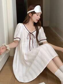 Livesso Áo ngủ nữ tay ngắn dáng rộng buộc dây phía trước - trắng - Xem 11