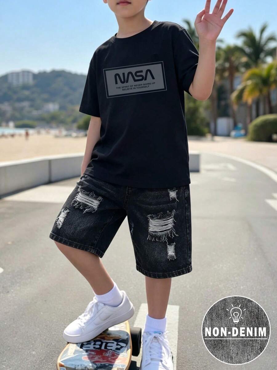 两件套男童图案标语印花圆领短袖T恤和短裤套装，全印花设计，运动风，适合度假、派对、春夏穿着，轻便舒适，夏季休闲装，街头、学校、户外活动皆宜，可作礼物 - 黑色 - 查看 1