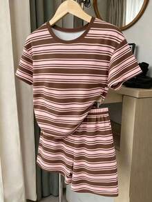 SHEIN 少女数码条纹印花短袖上衣短裤套装，休闲舒适的春夏装，适合户外、运动、野餐、街头摄影、校园、度假等多种场合，也是一份贴心的礼物。 - 彩色 - 查看 3