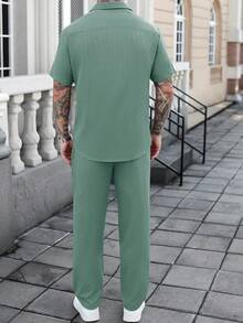 Manfinity Homme 男士纯色纹理条纹休闲度假短袖衬衫和裤子两件套 - 綠色 - 查看 2