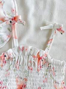 SHEIN Vintaside Kids 这款女童夏季白色连衣裙，柔软可爱，甜美亲切，休闲舒适，配有环绕式领口和同色宽檐遮阳帽。纯白色底色上点缀着粉色卡通兔子和樱花数码印花。连衣裙采用梭织面料，版型合身，领口蝴蝶结装饰，环绕式设计更显精致。适合日常外出、野餐、户外散步和生日派对等场合。 - 彩色 - 查看 7