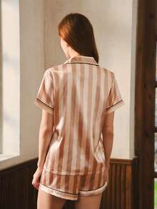 Bisouelle Bộ đồ ngủ 2 món bằng vải satin kẻ sọc, áo sơ mi ve ngắn cài nút và quần nơ, thích hợp mặc ở nhà, bộ đồ hai món - Cà phê nâu - Xem 2