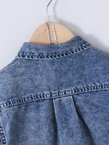 SHEIN Genkimix Kids 2件組小男孩牛仔套裝，藍色夏季職業日深色水洗短袖翻領襯衫，恐龍刺繡，柔軟棉質寬鬆牛仔套裝 - 深色水洗藍 - 查看 7