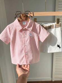 SHEIN 2件組包含條紋印花襯衫與附腰帶休閒短褲，紳士風格男嬰套裝，適合生日派對、電音派對、晚宴、表演、婚禮、嬰兒洗禮與1歲生日慶祝 - 紅色 - 查看 7