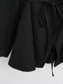 GlowEve CURVE 大码纯色披肩领设计，简约百搭，适合商务、办公和日常穿着。可搭配披肩领系带休闲西装外套，打造休闲西装造型。春季必备单品，适合春假旅行、节日装扮、度假、通勤、职场、商务正装等场合。束腰系带西装外套，女士西装外套，办公西装外套，女士西装夹克。 - 黑色 - 查看 5