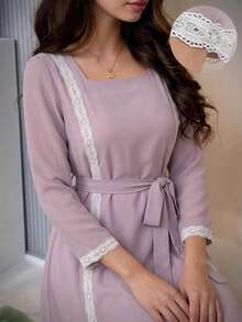 Al Najma Vestido elegante de estilo árabe con cuello cuadrado de encaje de contraste y manga larga para mujer - Morado - Ver 2