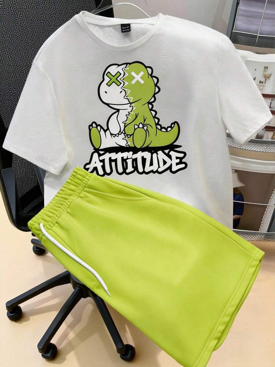 Manfinity Joysei Conjunto de camiseta y pantalones cortos casuales con estampado de dinosaurio verde divertido para hombre, temporada de vacaciones - Multicolor - Ver 1