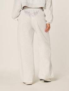Missguided x Playboy 钻石翅膀宽腿抽绳慢跑裤，后侧饰有翅膀装饰细节，正面带有品牌标志口袋，舒适休闲运动裤 - 灰色 - 查看 1