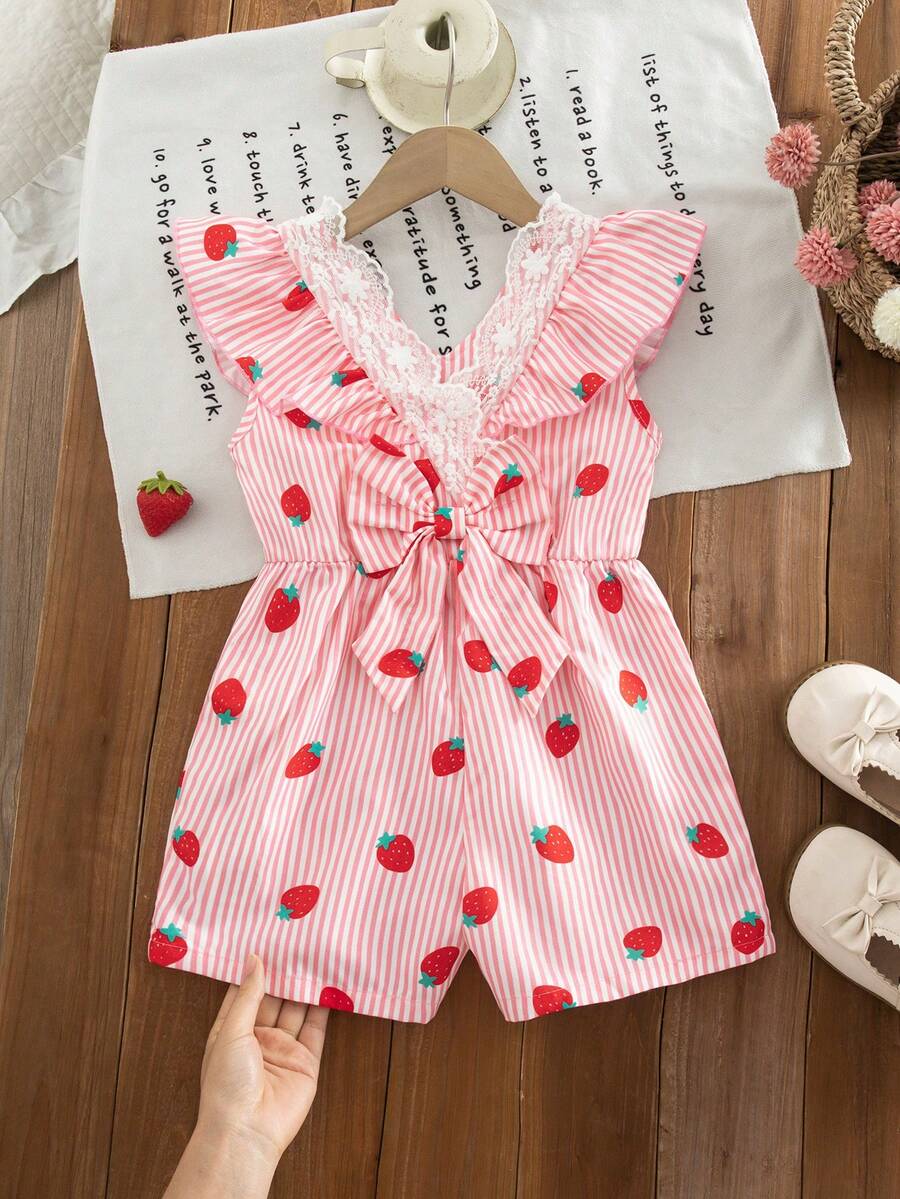 SHEIN Vintaside Kids 2025夏季新款女童连衣裙,粉白条纹草莓印花荷叶袖V领腰部系带蝴蝶结露背A字连衣裙,乡村风格时尚女童装 - 粉色 - 查看 1
