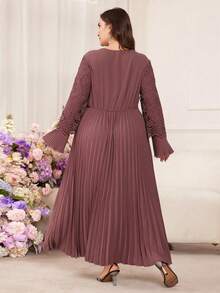 Modelyn 蕾丝拼接褶裥设计优雅圆领长袖荷叶边下摆显瘦百搭大码女装连衣裙 - 藕粉色 - 查看 2