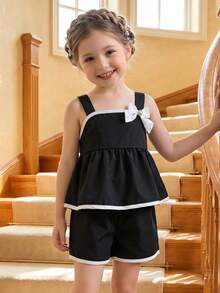 SHEIN Elladie kids 两件套女童黑白蝴蝶结吊带背心和短裤套装，优雅休闲风格，撞色滚边荷叶边下摆和珍珠点缀，采用柔软舒适的面料，适合春夏外出、派对和日常穿着。时尚百搭的两件套童装，适合小朋友。 - 黑色 - 查看 4