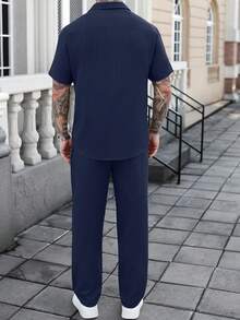 Manfinity Homme Set de camisa de manga corta y pantalones de unicolor con textura y rayas, para vacaciones informales - azul real - Ver 2