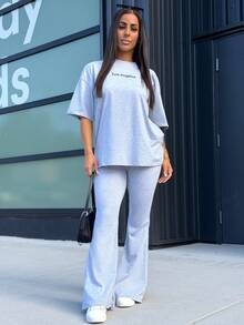 SAYEHFBABY Conjunto de camiseta de caída de hombro con estampe de letras y pantalones campana para mujeres - Gris - Ver 1