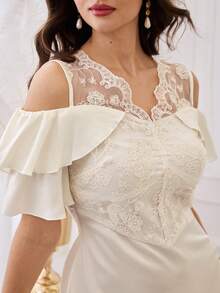Modelyn Vestido mini de manga corta con hombros descubiertos, ajuste ceñido y volantes, con bordados y parches de malla en color albaricoque, con un estilo romántico francés - Albaricoque - Ver 2