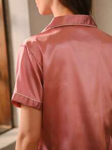 Bisouelle 女款優雅素色短款絲綢睡衣套裝 - 短袖鈕扣領上衣與長褲，柔軟緞面睡衣，可機洗，夏季可穿作外衣 - 西瓜粉 - 查看 3