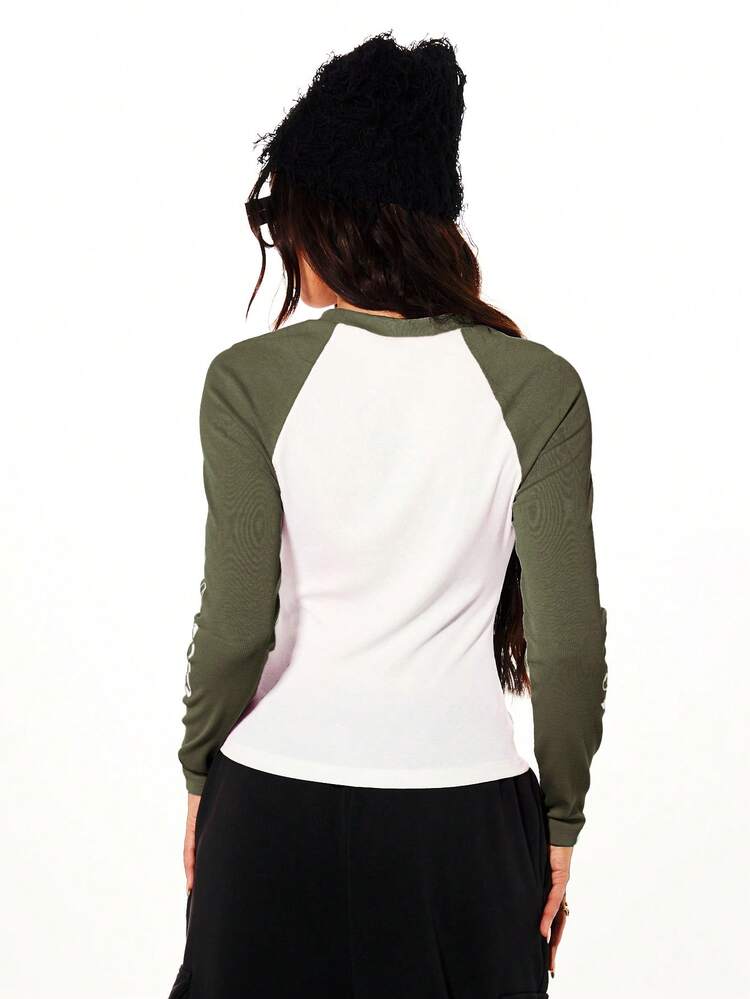 SUMWON WOMEN Maglia a maniche raglan con stampa grafica a croce, maniche a contrasto e dettaglio logo