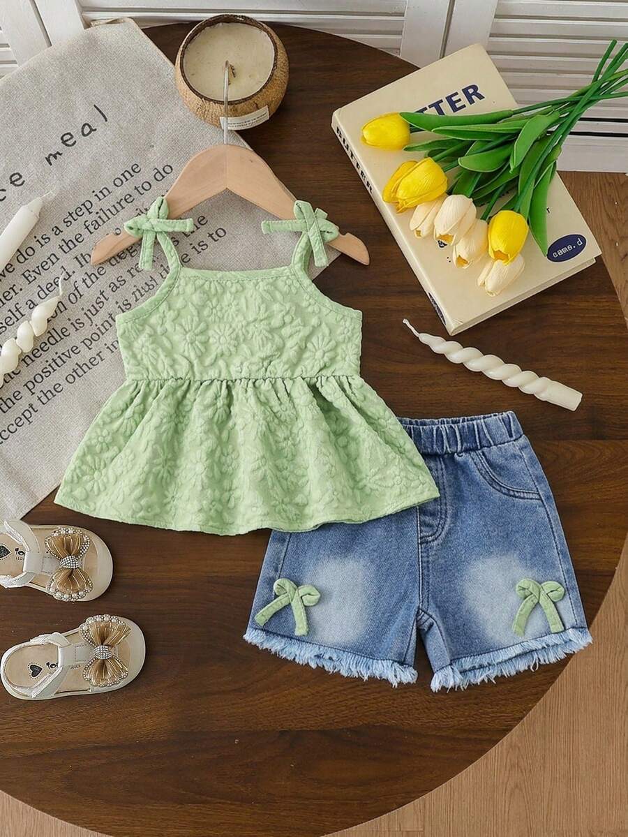 SHEIN Vintaside Kids 女婴夏季甜美清新花卉装饰吊带背心和牛仔短裤套装,蝴蝶结细节,适合日常外出、休闲旅行、家庭聚会、夏季购物 - 綠色 - 查看 1