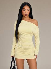 SHEIN PETITE 女款時尚性感純色不對稱領口迷你洋裝，夏季女裝，適合嬌小女性 - 淡黃色 - 查看 4